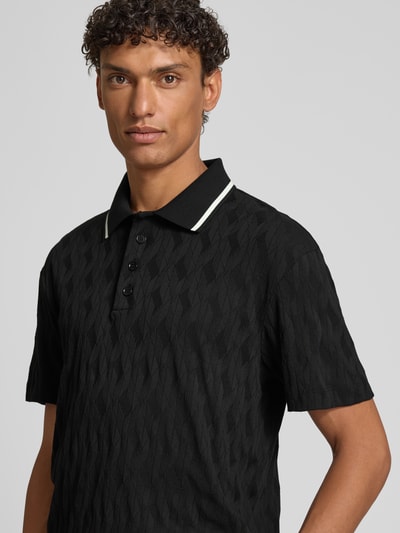 Männermodel trägt Regular Fit Poloshirt aus reiner Baumwolle Modell 'DUNIK' von HUGO mit strukturiertem Allover-Muster, Nahaufnahme Oberkörper.