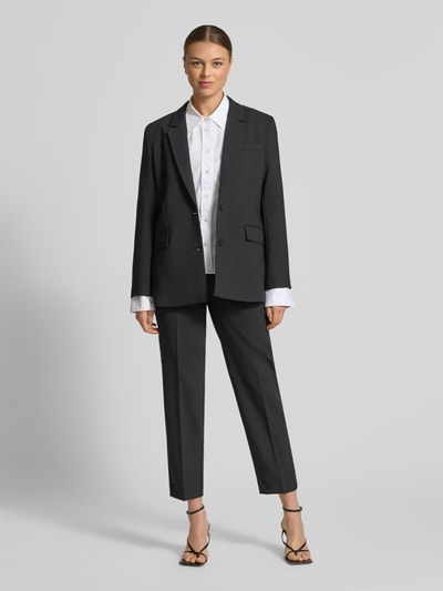 Frauenmodel trägt Stoffhose mit Bügelfalte Modell 'RITA-RIA' von SELECTED FEMME, Unifarbenes-Design, Körpernaher-Schnitt, Ganzkörperansicht von vorne.