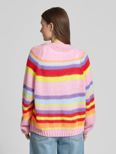 Frauenmodel trägt Relaxed Fit Cardigan mit Mohair-Anteil in Strick-Optik von Milano Italy, bunt gestreift, Rückenlänge 62 cm, Ganzkörperansicht Rückansicht