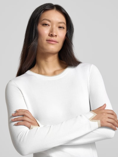 Frauenmodel trägt Pullover aus Viskose-Mix Modell 'Maglia Chiusa' von Liu Jo White, Rundhalsausschnitt, Langarm, Nahaufnahme Oberkörper.