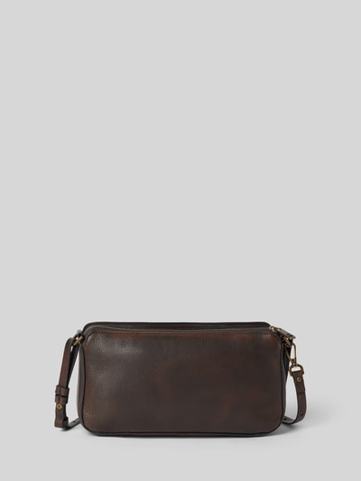 Produktfoto, Handtasche aus Leder mit Schulterriemen Modell 'CLARICE II' von LIEBESKIND BERLIN in dunkelbraun, feine Lederstruktur, goldfarbene Details, rechteckige Form, Hauptfach mit Reißverschluss, sichtbares Logo, verstellbarer Schulterriemen, Kontext: Damen Handtasche von LIEBESKIND BERLIN, Maße 27x15x7 cm, Länge Schulterriemen 127 cm