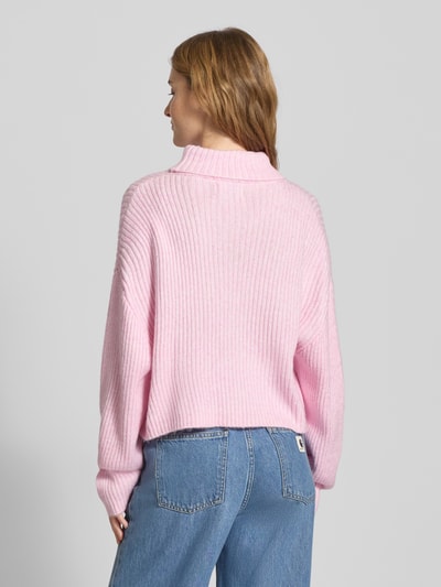 ONLY Golf o kroju relaxed fit z dodatkiem wełny model ‘MELANIE’ Różowy 5
