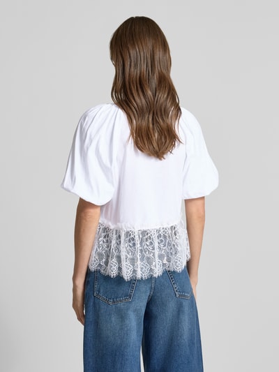 Frauenmodel trägt T-Shirt mit Spitze und Ballonärmeln von Rich & Royal in Weiß, Reine Baumwolle, Straight Fit, Rückenlänge 56 cm, Ganzkörperansicht Rückansicht.
