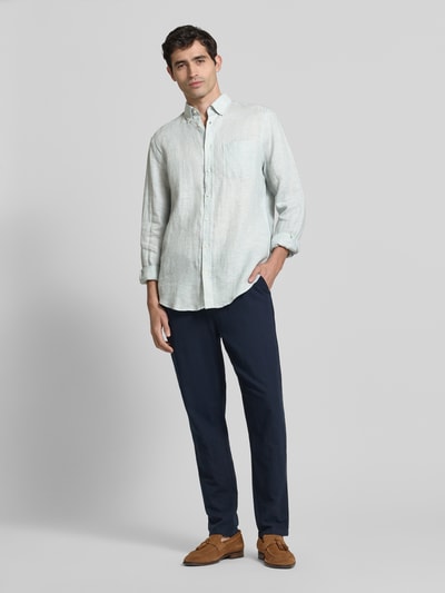 Männermodel trägt Slim Fit Leinenhemd mit Brusttasche von Christian Berg Men in hellem Beige mit Knopfleiste und Button-Down-Kragen, Ganzkörperansicht von vorne. Rückenlänge 79 cm, Schulterbreite 43 cm, Ärmellänge 68 cm, reines Leinen, Herren.