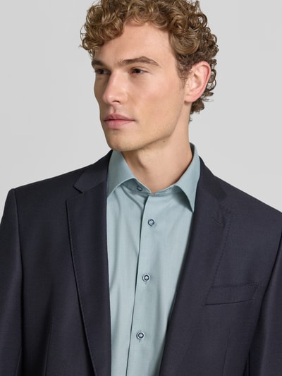 Männermodel trägt Modern Fit Businesshemd aus reiner Baumwolle von OLYMP in Hellblau mit feiner Struktur, Nahaufnahme Oberkörper, Herren Businesshemd von OLYMP
