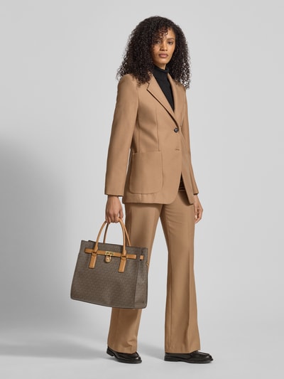 Frauenmodel trägt Satchel Bag mit Tragehenkel Modell 'HAMILTON' von MICHAEL Michael Kors mit Label-Detail, Reißverschluss, Schulterriemen, Hauptfach; Ganzkörperansicht von vorne.