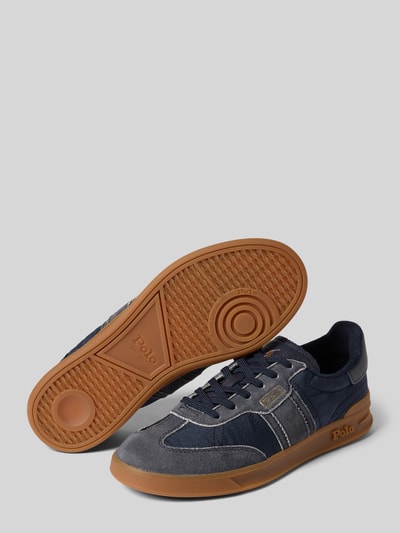 Produktfoto, Low Top Sneaker aus echtem Leder Modell 'AERA' von Polo Ralph Lauren in Lederoptik, mit strukturierter Sohle, Materialverarbeitung aus Veloursleder, runde Schuhspitze, Label-Print, Schnürung, flache Absatzform, gefertigt aus Rindsleder.