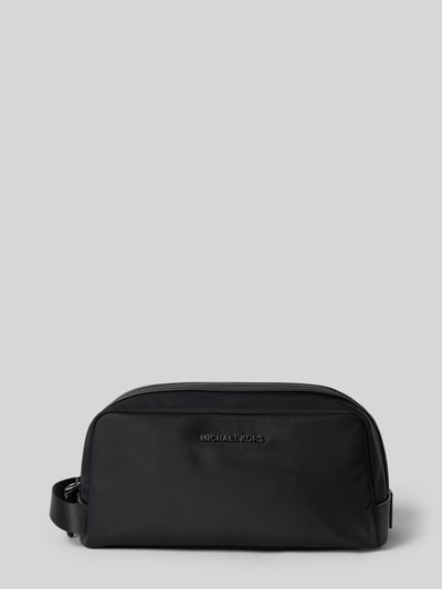 Produktfoto, Travel Kit mit Logo-Applikation Modell 'Brooklyn' von Michael Kors in Schwarz, glatte Textur, rechteckige Form, Markenlogo auf Vorderseite, Haupt- und Innenfach mit Reißverschluss, kompaktes Design, Maße: 25 x 16 x 12 cm, Kontext: Herren Travel Kit, Schulterriemen 16 cm.