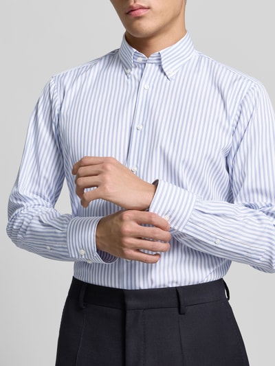 Męski model nosi Regular Fit Business-Hemd mit Knopfleiste od Christian Berg Men, czysta bawełna, krój regular fit, długość tyłu w rozmiarze 39/40: 78 cm, szerokość ramion w rozmiarze 39/40: 47 cm, długość rękawa w rozmiarze 39/40: 64 cm, błękitno-białe paski, materiał gładki, widok na górną część ciała z przodu