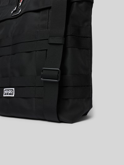 Produktfoto, Tote Bag mit kurzem Tragehenkel von Kenzo, schwarzes Material mit Label-Details, Hauptfach mit Reißverschluss, Karabinerhaken, verstellbarer Schulterriemen, Schlaufe, Breite 45 cm, Länge 42 cm, Tiefe 11 cm