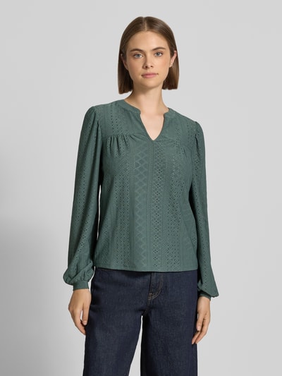 Frauenmodel trägt Regular Fit Tunika mit Lochstickerei Modell 'SANDRA' von ONLY, dunkelgrün mit feinen Mustern, Damen Tunika, Ganzkörperansicht von vorne.