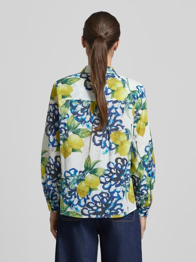 Frauenmodel trägt Regular Fit Hemdbluse mit floralem Allover-Print von More & More aus Reine Baumwolle, farbenfroh, Sportmanschetten, Rückenlänge 64 cm, Langärmelig, Hemdblusenkragen, Knopfleiste, Ganzkörperansicht Rückansicht.