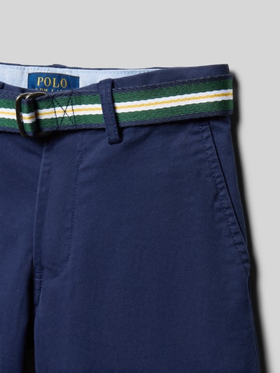 Produktfoto, Regular Fit Bermudas aus Baumwoll-Mix Modell 'BEDFORD' von Polo Ralph Lauren Kids, Optik: Unifarben, Logo-Stitching, Gürtelschlaufen, Knopf und verdeckter Reißverschluss, Stoffgürtel, Bundabschluss mit Weitenregulierung innen, seitliche Eingrifftaschen und Gesäßtaschen, Material: Baumwoll-Mix, dunkelblau mit grün-weiß gestreiftem Gürtel, glatte Textur.