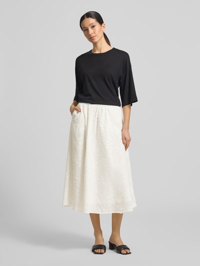 Frauenmodel trägt Midirock mit Stitchings von Milano Italy in Creme, A-Linie, Baumwoll-Mix, elastischer Bund, Ganzkörperansicht von vorne