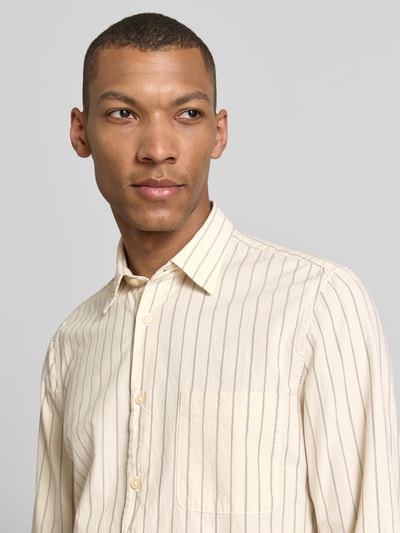 Männermodel trägt Shaped Fit Freizeithemd aus Baumwoll-Mix von Marc O'Polo, Mehrfarbig, Gestreift, Kentkragen, Nahaufnahme Oberkörper.