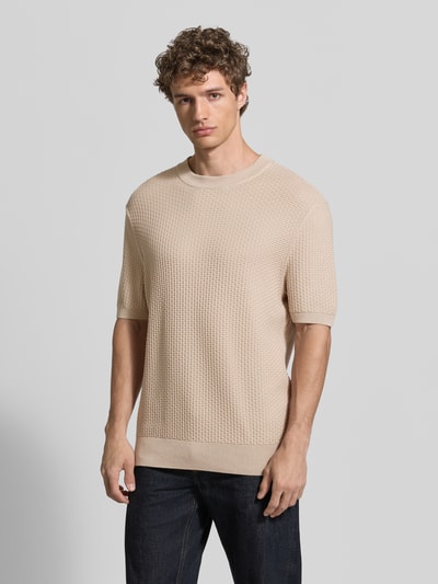 Männermodel trägt Regular Fit Strickshirt aus reiner Baumwolle Modell 'H-NILTON' von BOSS, Optik: Unifarben, Struktur-Muster, Rundhals, Kurzarm, Bündchen: Gerippt, Ganzkörperansicht von vorne.
