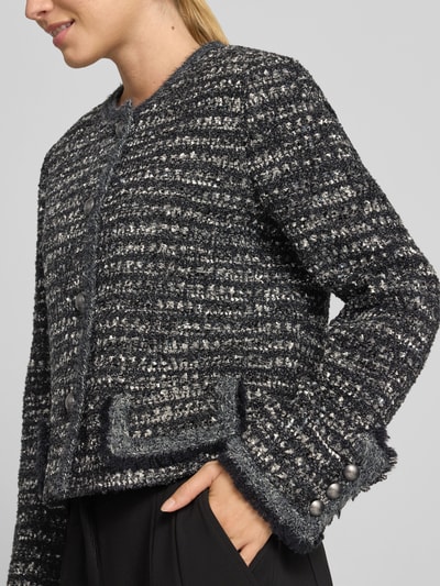 Frauenmodel trägt Blazer mit Effektgarn von Emporio Armani in Bouclé-Optik, Grau-Schwarz, Rundhalsausschnitt, Nahaufnahme Oberkörper.