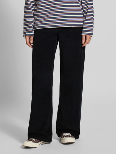 Vrouwenmodel draagt zwarte wide leg corduroy broek van katoenmix Wide Leg Cordhose aus Baumwoll-Mix model 'HOPE' van ONLY, Dames corduroy broek, detailopname onderlichaam
