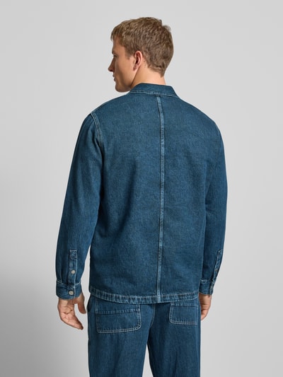Männermodel draagt Regular Fit Jeansjacke uit zuiver katoen Model 'OTTO' van Pepe Jeans in melangelook, denim materiaal, met steekzakken, platte kraag en knoopsluiting, lange mouw met manchet, Ganzkörperansicht Rückansicht.