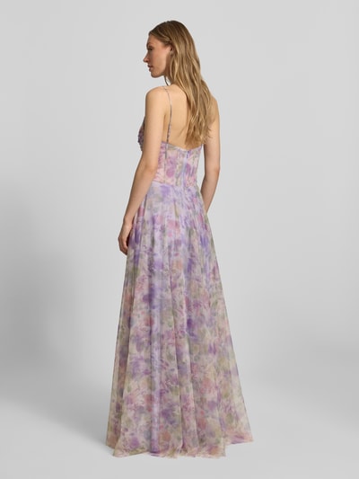 Frauenmodel trägt Corsagenkleid im Allover-Look von Mascara, pastellfarbene A-Linie mit Drapierungen, Maxikleid, Ganzkörperansicht Rückansicht.