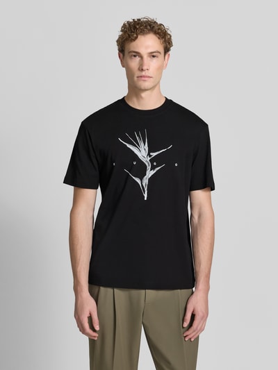 Männermodel trägt schwarzes Relaxed Fit T-Shirt aus reiner Baumwolle Modell 'DARISE' von HUGO, Herren T-Shirt, Ganzkörperansicht von vorne.
