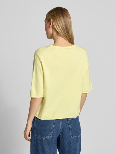 Kobiece model nosi Oversized Pullover aus Baumwoll-Kaschmir-Mix von Tom Tailor, efekt: jednolity kolor, krój oversized, okrągły dekolt, krótki rękaw, zakończenie: zrolowany brzeg, wykończenie materiału: dzianina, materiał: mieszanka bawełny i kaszmiru, widok całej sylwetki z tyłu