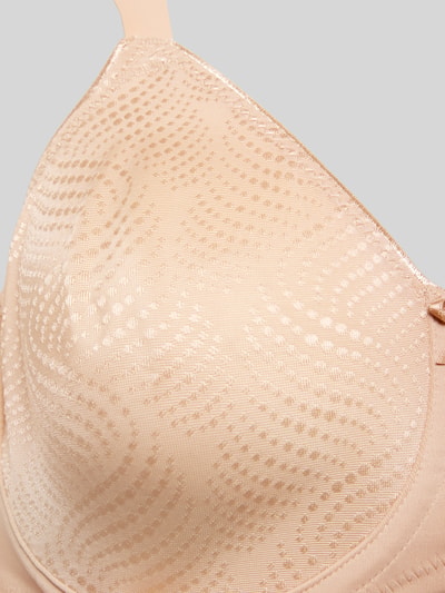 Frauenmodel trägt BH mit Hakenverschluss von Triumph, Beige mit Muster, Material-Mix, Stretch-Anteil, Schleifen-Detail, Nahaufnahme Oberkörper