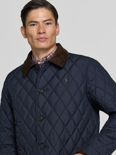 Männermodel trägt Regular Fit gewatteerd jack met corduroy platte kraag van Polo Ralph Lauren, look: effen, gestikt logo, knoopsluiting, lange mouwen met omslag, steekzakken, webware met doorgestikte inzet, Nahaufnahme Oberkörper.