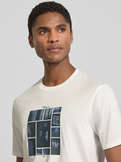 Männermodel trägt Slim Fit T-Shirt mit Motiv-Print von Armani Exchange, Herren T-Shirt aus Reine Baumwolle, Rundhalsausschnitt, Nahaufnahme Oberkörper.