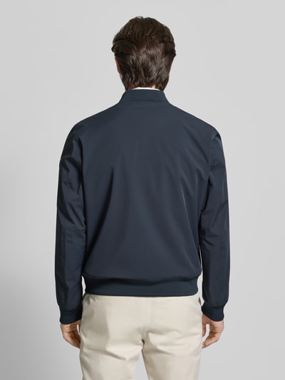 Männermodel trägt Regular Fit Jacke mit Stehkragen Modell 'Carlos' von JOOP! Collection in Dunkelblau, Rückenansicht, Ganzkörperansicht Rückansicht