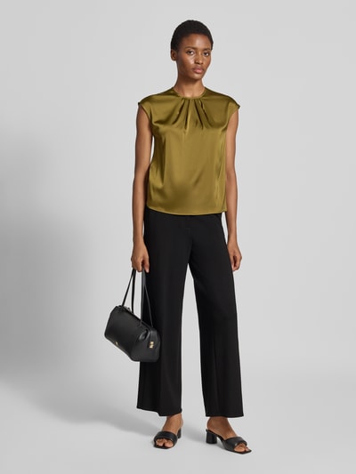 Männermodel trägt czarne szerokie spodnie Regular Fit Weite Hose aus Modal-Mix Modell 'BELLIS' von VERO MODA, matowa struktura, Ganzkörperansicht von vorne, Damen Weite Hose von VERO MODA