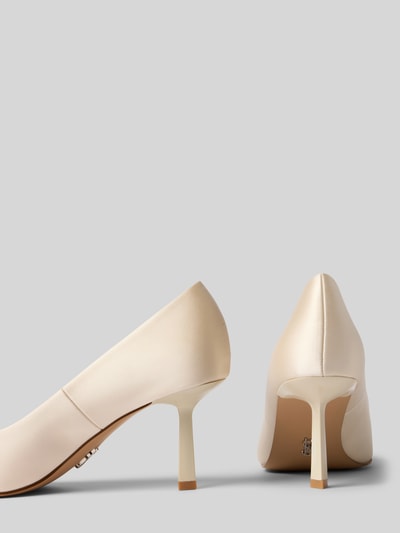 Produktfoto, Pumps mit Pfennigabsatz Modell 'Vivion' von Steve Madden, Damen Pumps in cremefarbenem Satin, spitz zulaufend, Kontext: Pfennigabsatz, Absatzhöhe 7 cm, Schafthöhe 8 cm, Schaftweite 20 cm
