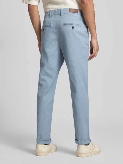 Männermodel trägt lichtblauwe Straight fit Stoffhose aus katoenmix Modell 'MARCO FURY' van Jack & Jones, achteraanzicht volledige lichaamsopname, katoen-elastaan mix, knoop- en ritssluiting, steek- en achterzakken, taillewijdte 44 cm en binnenbeenlengte 77 cm maat 32/32.