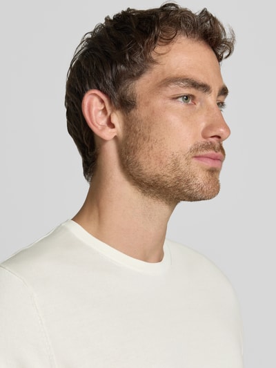 Męski model nosi Regular Fit T-Shirt aus reiner Baumwolle Model 'TORINO' von SELECTED HOMME, jednokolorowy, okrągły dekolt, materiał: bawełna, krótki rękaw, prążkowane wykończenia, zbliżenie na górną część ciała.