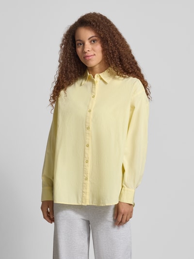Frauenmodel trägt Regular Fit Bluse aus Baumwolle Modell 'EMMA' von Noisy May in zartgelb mit Hemdblusenkragen und Knopfleiste, reine Baumwolle, Rückenlänge bei Größe S: 73 cm, Ärmellänge bei Größe S: 56 cm, Ganzkörperansicht von vorne.