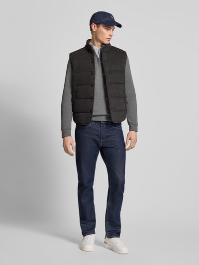 Męski model nosi Regular Fit Steppweste aus reinen Baumwolle od Polo Ralph Lauren, efekt: jednolity kolor, melanż, krój regular fit, stójka, listwa guzikowa, wzór w jodełkę, wyhaftowane logo, detal z logo, lekko zaokrąglone wykończenie, boczne wpuszczane kieszenie, bawełna; całopostaciowy widok z przodu.