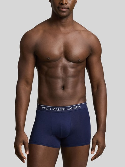 Männermodel trägt dunkelblaue Trunks aus Baumwoll-Mix Modell 'CLSSIC TRUNK-3 PACK' von Polo Ralph Lauren, glatte Struktur, Nahaufnahme Oberkörper, Herren Pant & Trunk von Polo Ralph Lauren Underwear.