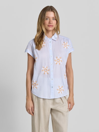 Christian Berg Woman Regular Fit Bluse im Allover-Look mit Stitchings Hellblau 4