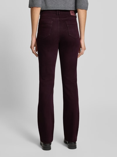 Frauenmodel trägt Feminine Fit Jeans aus Baumwoll-Mix Modell 'CAROLOA' von Brax in dunklem Bordeaux, Damen Straight Fit Jeans, Ganzkörperansicht Rückansicht.