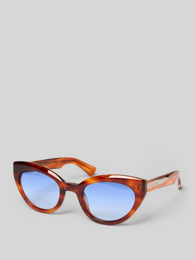 Produktfoto, Sonnenbrille mit Etui und Tuch Modell 'DONNHABL-REVEAL' von MESSY WEEKEND mit Melange-Optik, Logo-Applikation aus Metall, blau getönte Gläser mit Gradient, Cat-Eye-Form.