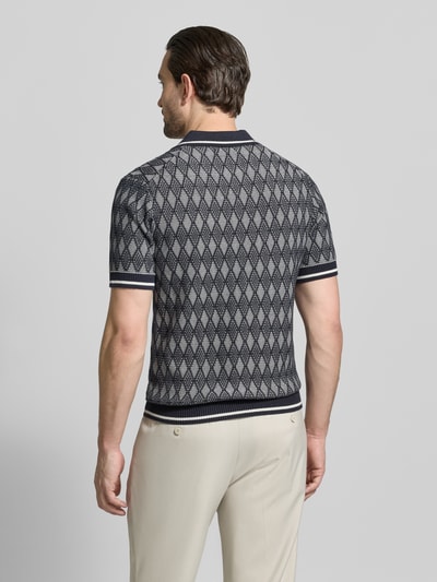 Männermodel trägt Regular Fit Poloshirt im Allover-Look von Jack & Jones Premium, reine Baumwolle, Polokragen, Ganzkörperansicht Rückansicht.