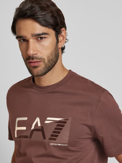 EA7 Emporio Armani T-shirt met labelprint Donkerbruin - 3