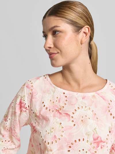 Vrouwenmodel draagt Relaxed Fit Blouse met opengewerkte borduursels Model 'Lola' van ZABAIONE, puur katoen, bloemen all-over print, halflange mouwen, ronde hals, Nahaufnahme oberkörper