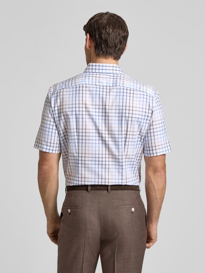 Männermodel trägt Regular Fit Business-Hemd mit Button-Down-Kragen von OLYMP, Reine Baumwolle, kariert, 1/2-Arm, Ganzkörperansicht Rückansicht. Rückenlänge 80 cm, Schulterbreite 45 cm, Ärmellänge 28 cm.