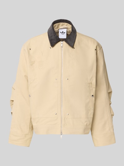Produktfoto, Regular Fit Jeansjacke aus reiner Baumwolle von adidas Originals in Beige, Umlegekragen in Dunkelgrau, Zweiwege-Reißverschluss, Logo-Detail, sichtbare Nähte, lange Ärmel mit Manschetten, seitliche Eingrifftaschen, Denim-Textur