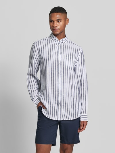 Männermodel trägt Slim Fit Freizeithemd aus reinen Leinen von Christian Berg Men mit blau-weißen Streifen, Button-Down-Kragen, Ganzkörperansicht von vorne. Langärmelig, Sportmanschetten, durchgängige Knopfleiste, Rückenlänge 79 cm, Schulterbreite 48 cm, Ärmellänge 65 cm.