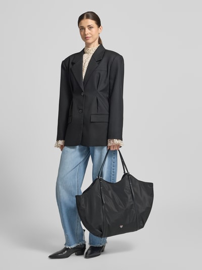 Frauenmodel trägt Shopper mit Label-Detail Modell 'NEEKO N_TOTE' von HUGO, Optik: Unifarben, mit Tragehenkel, Ganzkörperansicht von vorne.