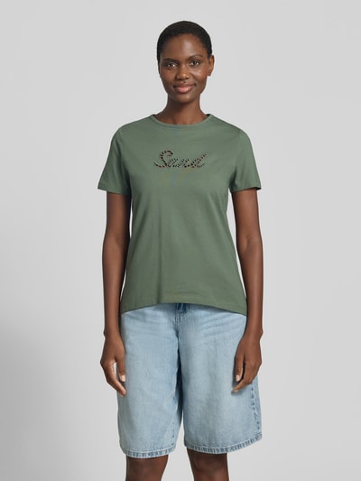 Kobieta modelka nosi damski t-shirt Regular Fit T-Shirt aus reiner Baumwolle Modell 'MIRANDA' od Vero Moda, efekt: jednolity kolor, haft angielski, okrągły dekolt, krótki rękaw, dżersej, czysta bawełna, widok całej sylwetki z przodu.