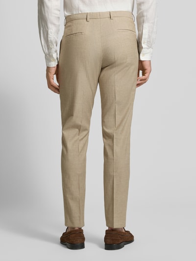 Męski model nosi Slim Fit Anzughose in melierter Optik Modell 'Paco' von CG Club of Gents, mieszanka bawełny z dodatkiem żywej wełny, krój slim fit, kieszenie wpuszczane i z wypustką, kanty, beżowy kolor, szerokość w rozmiarze 98: 43 cm, długość wewnętrzna nogawki: 81 cm, widok całej sylwetki z tyłu.