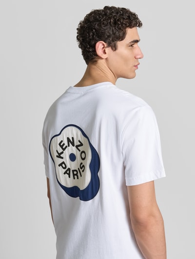 Männermodel trägt Herren T-Shirt mit Rundhalsausschnitt von Kenzo, Reine Baumwolle, Relaxed-Fit, Logo-Stitching, Rückenansicht, Nahaufnahme Oberkörper.